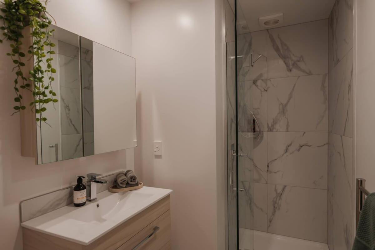 Casino Luxury Suite City Centre - Sleeps 5 Christchurch Bagian luar foto